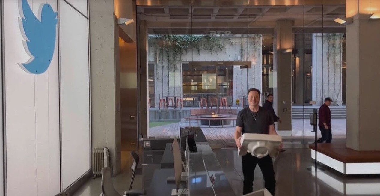 Elon Musk &amp;ocirc;m chiếc bồn rửa mặt trong ng&amp;agrave;y chuyển giao quyền lực tại trụ sở ch&amp;iacute;nh của Twitter. Ảnh: AFP