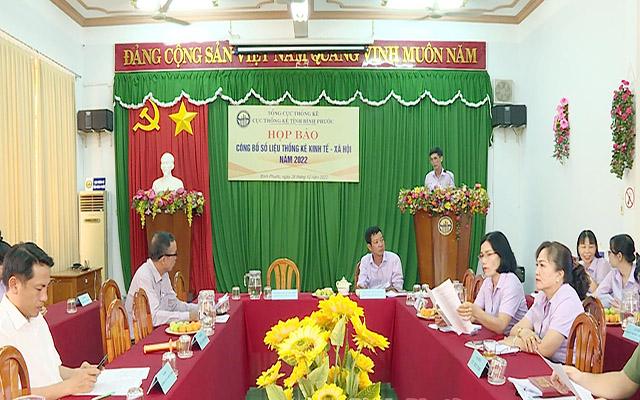 L&amp;atilde;nh đạo Cục Thống k&amp;ecirc; th&amp;ocirc;ng tin t&amp;igrave;nh h&amp;igrave;nh kinh tế - x&amp;atilde; hội tỉnh B&amp;igrave;nh Phước năm 2022 tại buổi họp b&amp;aacute;o