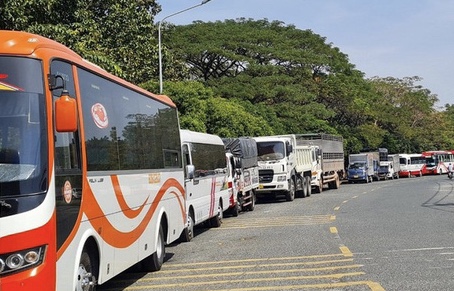 Các phương tiện xếp hàng dài bên ngoài trung tâm đăng kiểm. Các phương tiện xếp hàng dài bên ngoài trung tâm đăng kiểm.