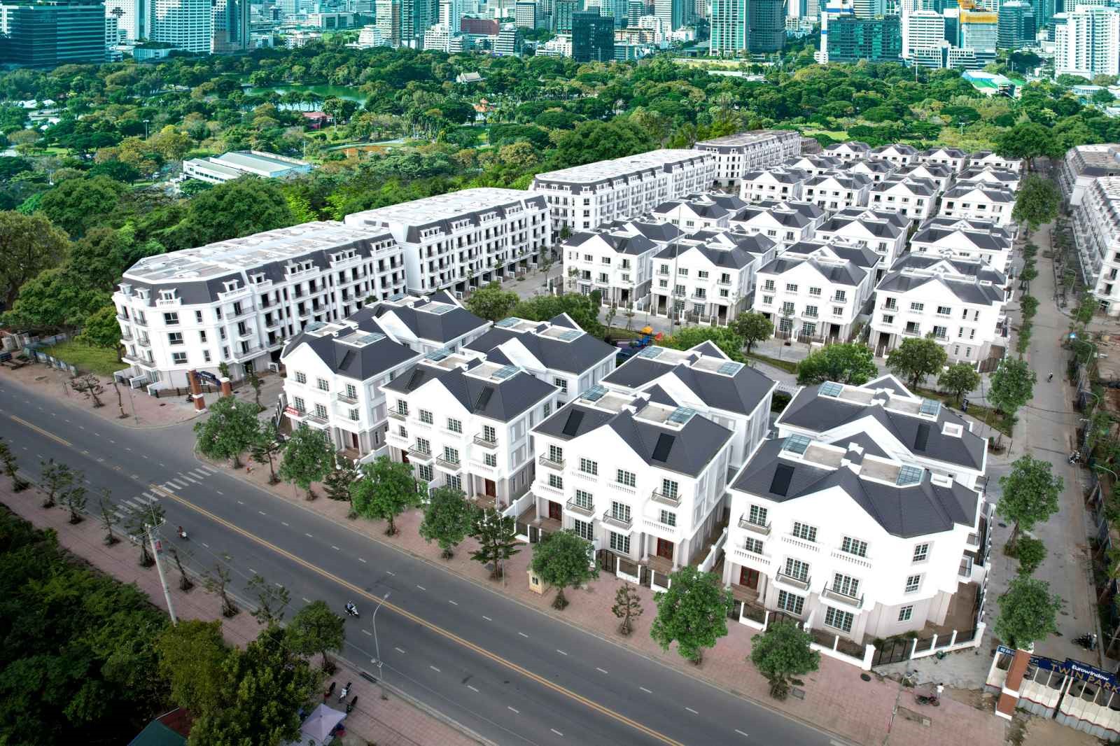 Cư d&amp;acirc;n vừa c&amp;oacute; thể mua sắm, tham gia c&amp;aacute;c hoạt động giải tr&amp;iacute;, trong khi vẫn được thư gi&amp;atilde;n dưới bầu kh&amp;ocirc;ng kh&amp;iacute; trong l&amp;agrave;nh, cảnh quan chuẩn mực, tầm nh&amp;igrave;n xanh bốn bề bao quanh tại Eurowindow Twin Parks.