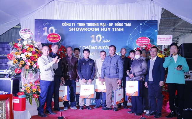 Đại diện BLĐ C&amp;ocirc;ng ty trao qu&amp;agrave; tri &amp;acirc;n đến c&amp;aacute;c gia đ&amp;igrave;nh CB-NV trong c&amp;ocirc;ng ty c&amp;ugrave;ng một số gia đ&amp;igrave;nh ch&amp;iacute;nh s&amp;aacute;ch tr&amp;ecirc;n địa b&amp;agrave;n x&amp;atilde; Ngọc V&amp;acirc;n, huy&amp;ecirc;n T&amp;acirc;n Y&amp;ecirc;n, tỉnh Bắc Giang