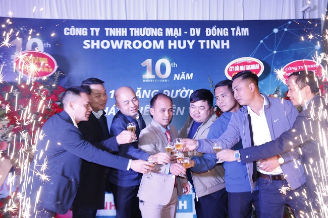 C&amp;aacute;c đại biểu Hiệp hội VLXD c&amp;ugrave;ng BLĐ, đối t&amp;aacute;c ch&amp;uacute;c mừng sự kiện &amp;ldquo;10 năm Huy T&amp;iacute;nh một chặng đường ph&amp;aacute;t triển bền  vững&amp;rdquo;.