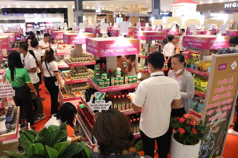 Hàng trăm sản phẩm Việt được bày bán ngắn hạn trong siêu thị Aeon tại TP. Hồ Chí Minh. Ảnh Việt Dũng Hàng trăm sản phẩm Việt được bày bán ngắn hạn trong siêu thị Aeon tại TP. Hồ Chí Minh. Ảnh Việt Dũng