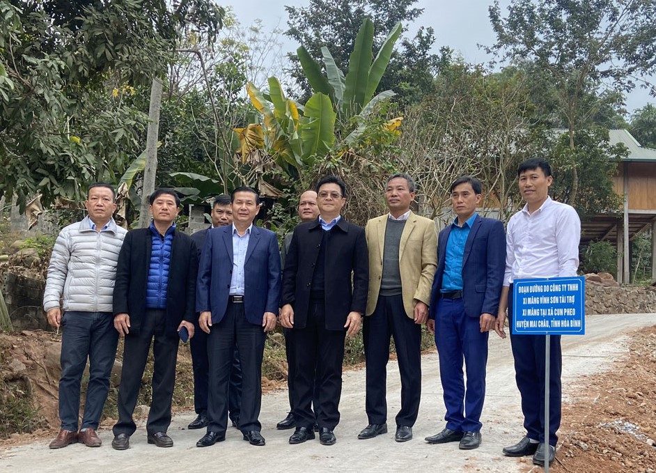 Đại diện l&amp;atilde;nh đạo địa phương, c&amp;aacute;c đơn vị v&amp;agrave; nh&amp;agrave; t&amp;agrave;i trợ gắn biển, b&amp;agrave;n giao đoạn đường b&amp;ecirc; t&amp;ocirc;ng do C&amp;ocirc;ng ty TNHH xi măng Vĩnh Sơn t&amp;agrave;i trợ tại x&amp;atilde; Cun Pheo (Mai Ch&amp;acirc;u).
