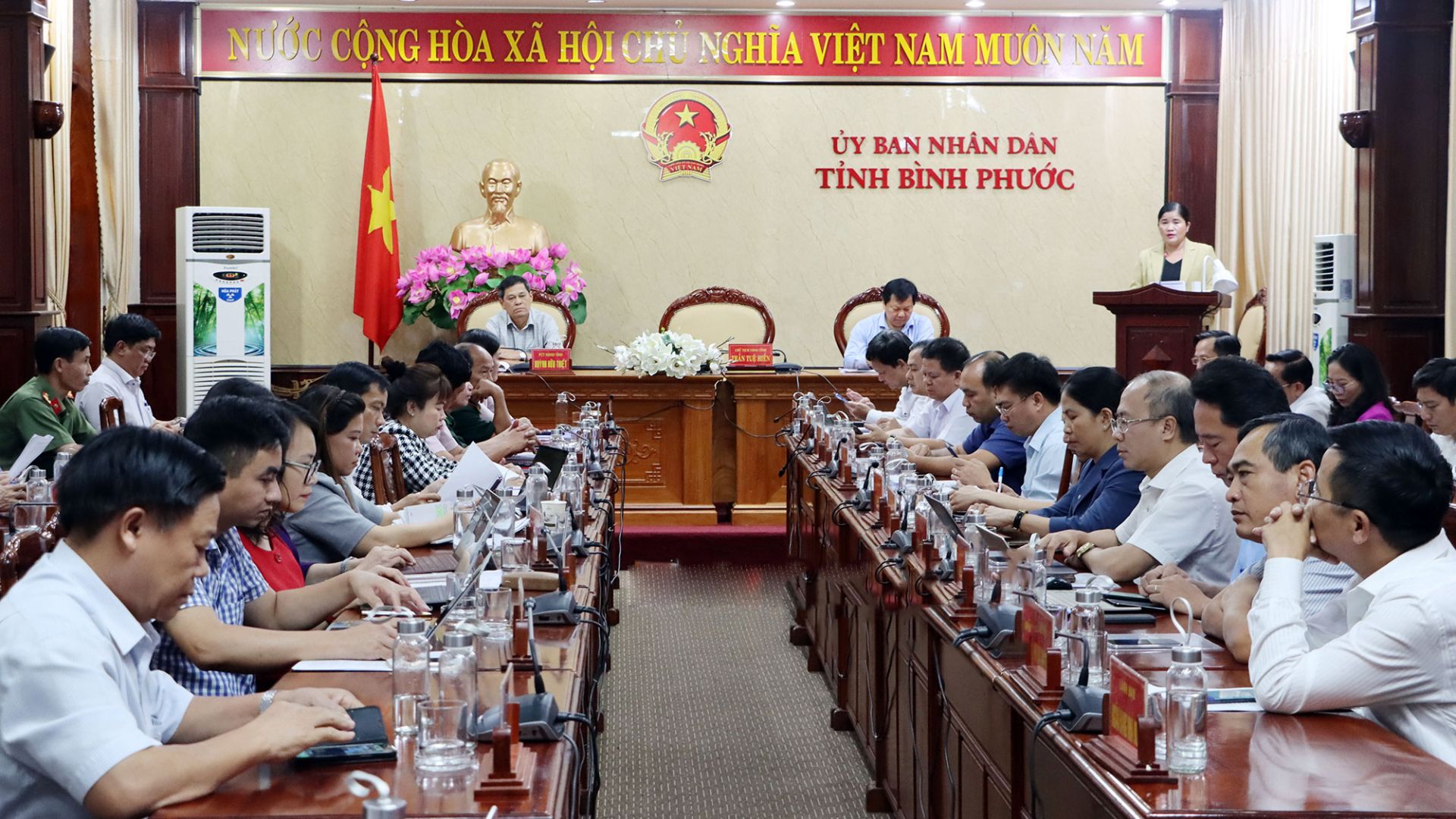 To&amp;agrave;n cảnh cuộc họp