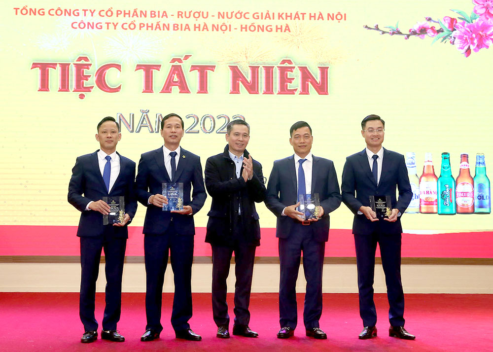 ổng Gi&amp;aacute;m đốc HABECO trao danh hiệu Chiến sỹ thi đua năm 2022 cho c&amp;aacute;c c&amp;aacute; nh&amp;acirc;n xuất sắc thuộc C&amp;ocirc;ng ty Cổ phần Bia H&amp;agrave; Nội &amp;ndash; Hồng H&amp;agrave;