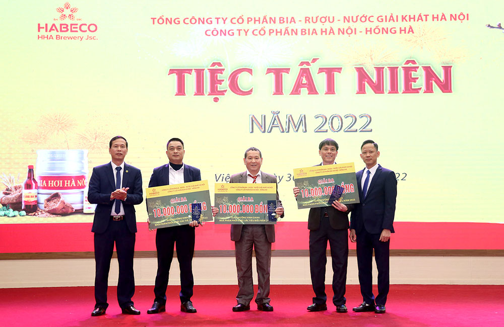 L&amp;atilde;nh đạo C&amp;ocirc;ng ty Cổ phần Bia H&amp;agrave; Nội &amp;ndash; Hồng H&amp;agrave; trao thưởng, vinh danh c&amp;aacute;c đại l&amp;yacute;, nh&amp;agrave; ph&amp;acirc;n phối xuất sắc năm 2022.
