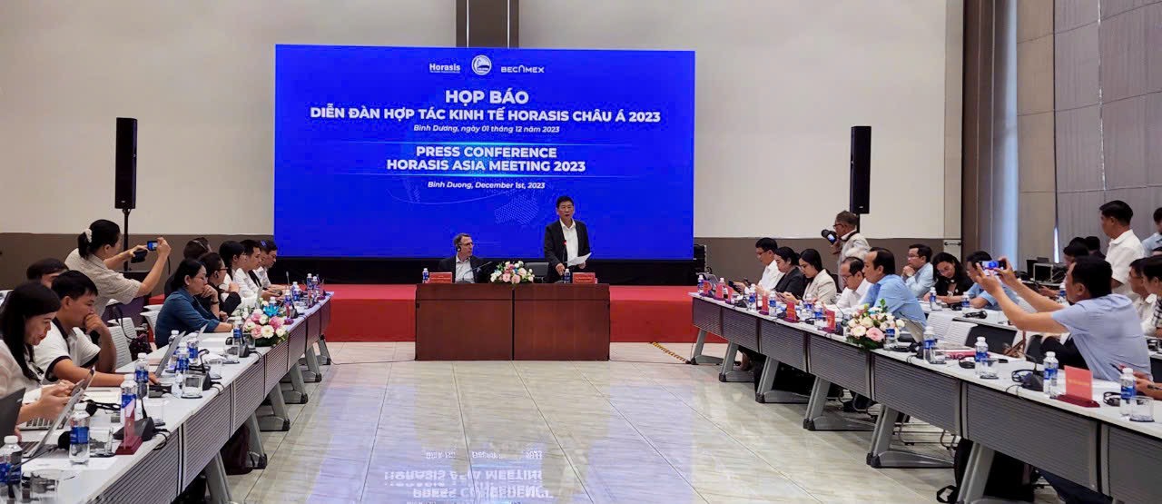 L&amp;atilde;nh đạo tỉnh B&amp;igrave;nh Dương ph&amp;aacute;t biểu tại buổi Họp b&amp;aacute;o Diễn đ&amp;agrave;n Hợp t&amp;aacute;c kinh tế