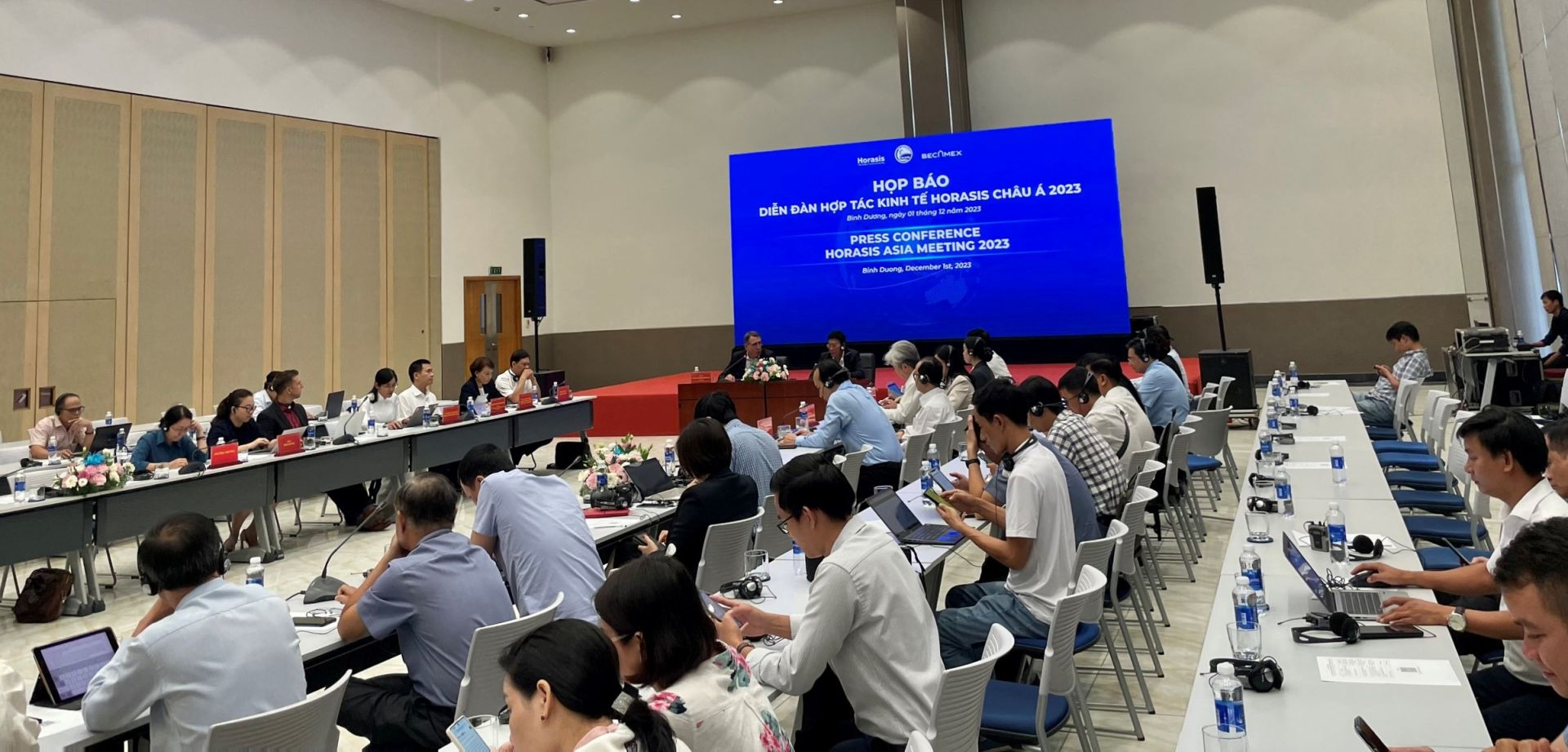 Nhiều nh&amp;agrave; b&amp;aacute;o, ph&amp;oacute;ng vi&amp;ecirc;n tới tham dự buổi họp b&amp;aacute;o th&amp;ocirc;ng tin về sự kiện Diễn đ&amp;agrave;n Hợp t&amp;aacute;c kinh tế Horasis Ch&amp;acirc;u &amp;Aacute; 2023