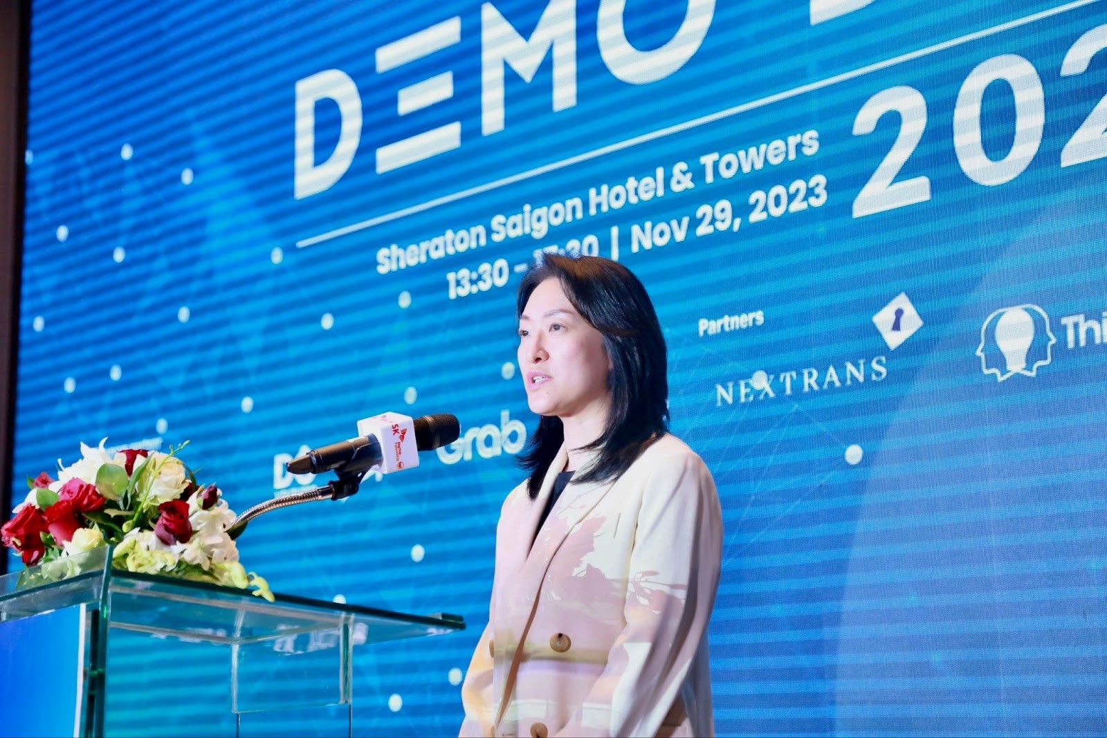 B&amp;agrave; Chun Chae Rhan, Ph&amp;oacute; Chủ tịch Cấp cao &amp;amp; Gi&amp;aacute;m đốc SK Vietnam ph&amp;aacute;t biểu khai mạc Demo Day SKSF 2023