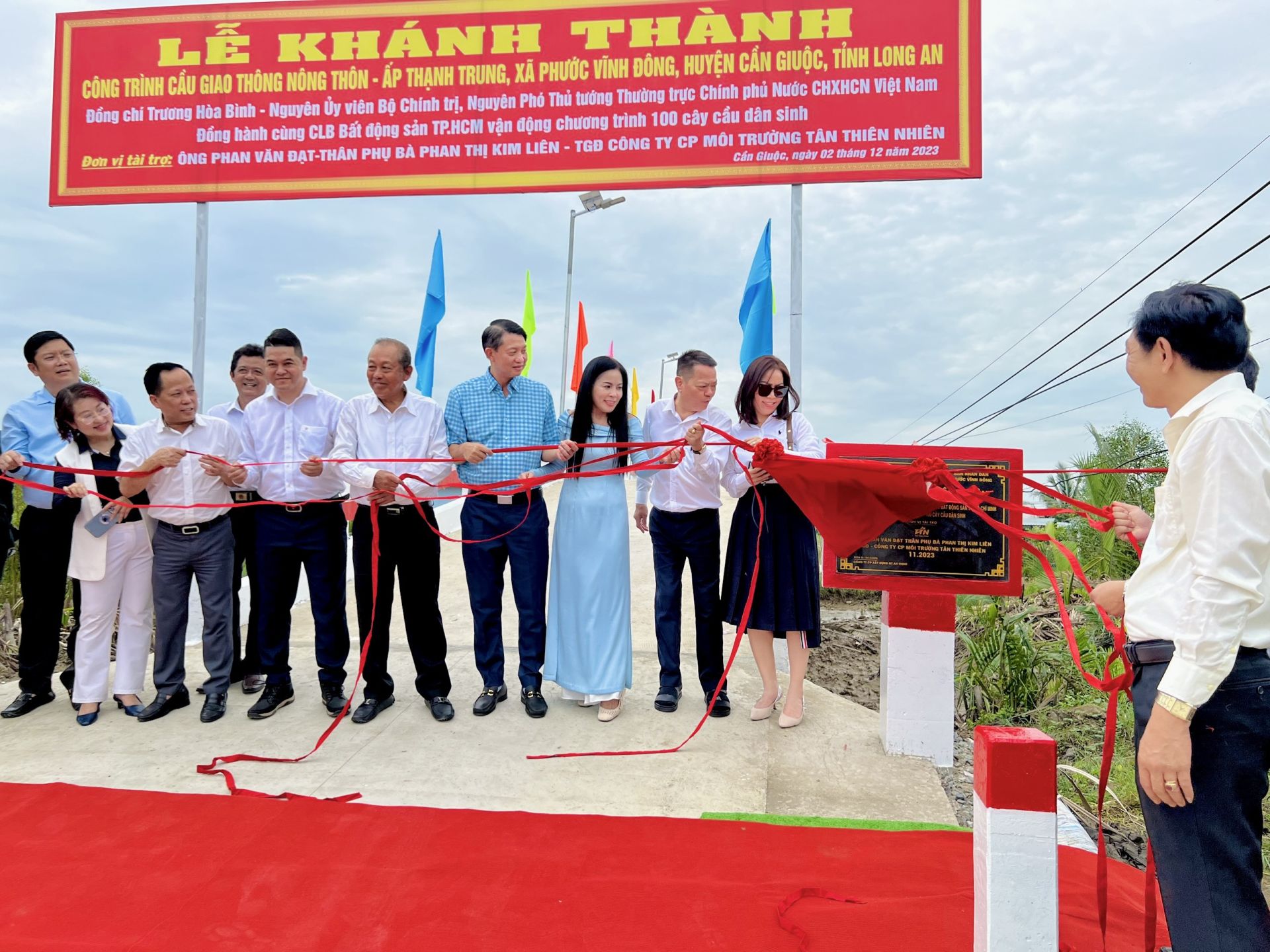 C&amp;aacute;c đại biểu k&amp;eacute;o băng kh&amp;aacute;nh th&amp;agrave;nh cầu giao th&amp;ocirc;ng n&amp;ocirc;ng th&amp;ocirc;n