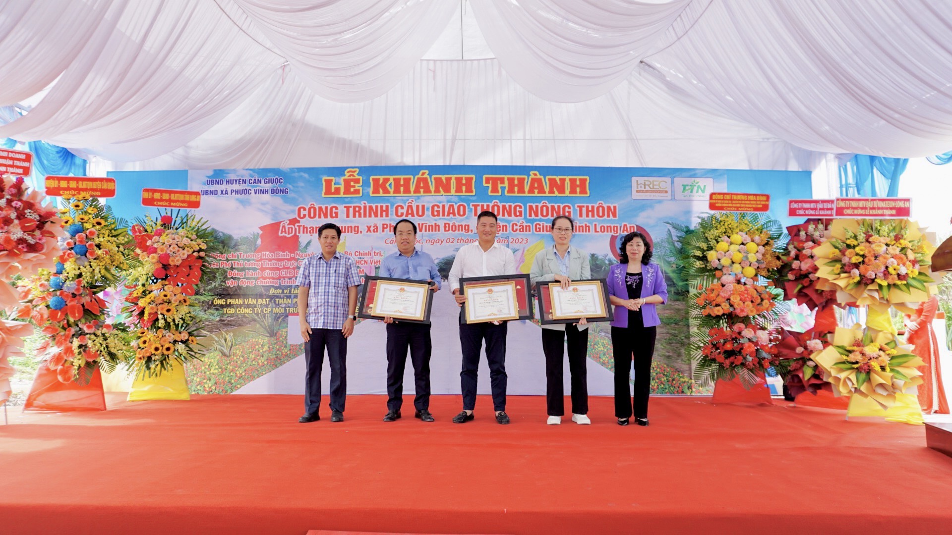 Lãnh đạo Phước Vĩnh Đ&amp;ocirc;ng, trao tặng bằng khen và hoa cho các đơn vị tài trợ c&amp;oacute; th&amp;agrave;nh t&amp;iacute;ch tốt trong vận động đ&amp;oacute;ng g&amp;oacute;p kinh ph&amp;iacute; x&amp;acirc;y dựng kết cấu hạ tầng.
