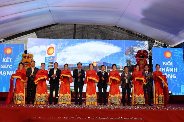 C&amp;aacute;c đại biểu thực hiện nghi thức cắt băng khai trương chuỗi cửa h&amp;agrave;ng xăng dầu tại H&amp;agrave; Tĩnh.