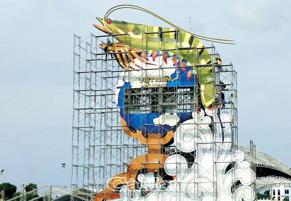 Biểu tượng con t&amp;ocirc;m đặt tại khu&amp;ocirc;n vi&amp;ecirc;n Quảng trường Phan Ngọc Hiển đang ho&amp;agrave;n thiện để ch&amp;agrave;o đ&amp;oacute;n Festival T&amp;ocirc;m C&amp;agrave; Mau 2023 sẽ diễn ra từ ng&amp;agrave;y 10 - 13/12/2023.(Ảnh: C&amp;agrave; Mau online)