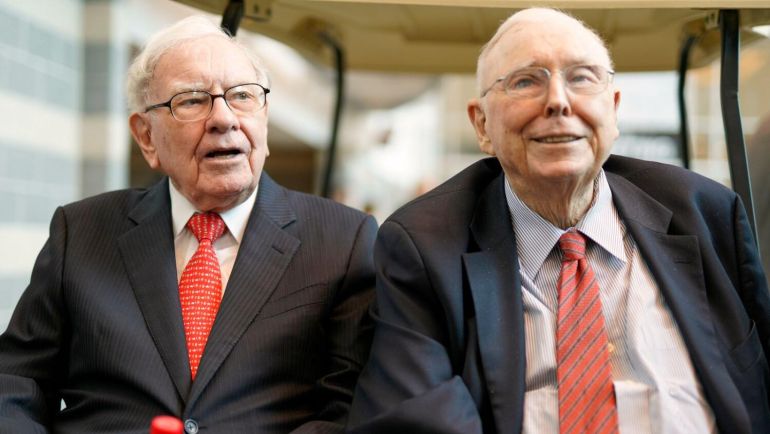 Chủ tịch ki&amp;ecirc;m Gi&amp;aacute;m đốc điều h&amp;agrave;nh Berkshire Hathaway Warren Buffett, tr&amp;aacute;i, v&amp;agrave; Ph&amp;oacute; Chủ tịch Charlie Munger. - tập tin AP