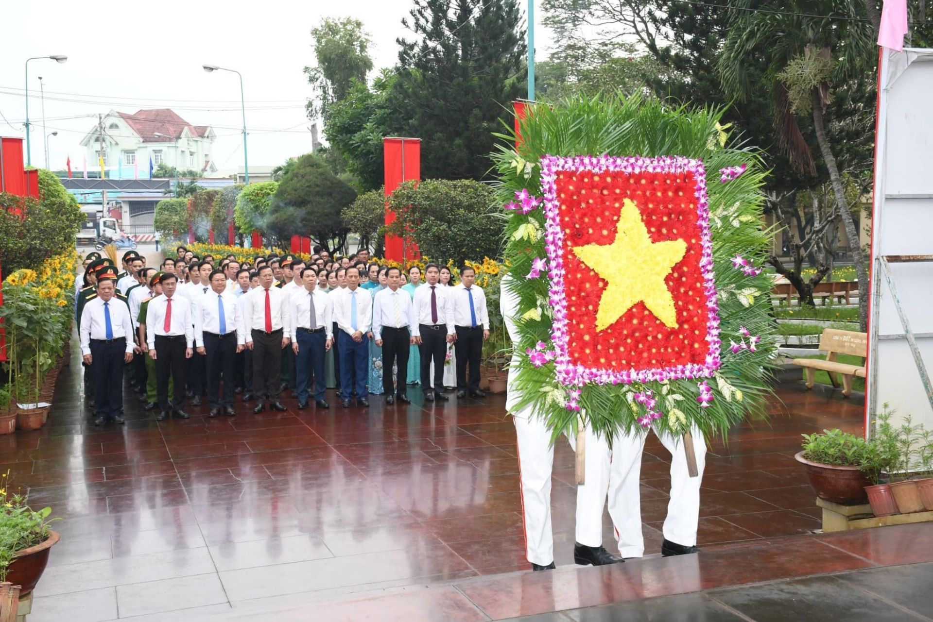 Th&amp;agrave;nh phố, đo&amp;agrave;n D&amp;acirc;n - Qu&amp;acirc;n &amp;ndash; Ch&amp;iacute;nh - Đảng quận B&amp;igrave;nh T&amp;acirc;n v&amp;agrave; đo&amp;agrave;n D&amp;acirc;n  - Qu&amp;acirc;n &amp;ndash; Ch&amp;iacute;nh &amp;ndash; Đảng huyện B&amp;igrave;nh Ch&amp;aacute;nh viếng Nghĩa trang Liệt sĩ, d&amp;acirc;ng hương v&amp;agrave; hoa tưởng niệm