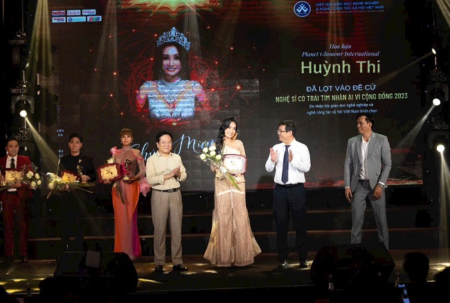 Huỳnh Thi nhận bằng vinh danh nghệ sĩ c&amp;oacute; tr&amp;aacute;i tim nh&amp;acirc;n &amp;aacute;i V&amp;igrave; cộng đồng