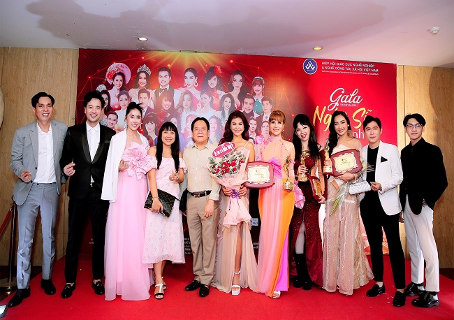 Huỳnh Thi (người đứng thứ ba b&amp;ecirc;n phải) chụp ảnh lưu niệm c&amp;ugrave;ng c&amp;aacute;c đại biểu v&amp;agrave; nghệ sĩ