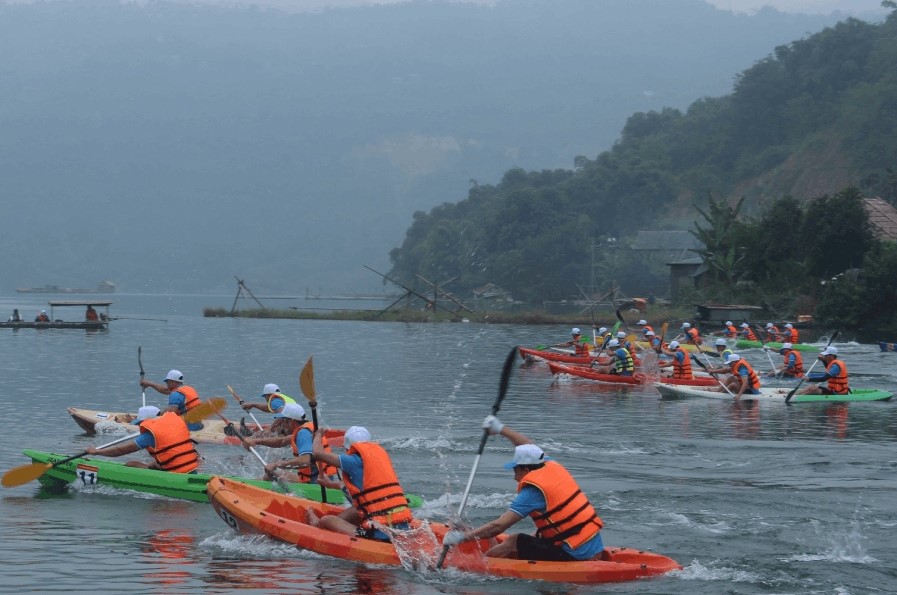 Giải đua thuyền Kayak, một trong những nội dung của Ng&amp;agrave;y hội Văn ho&amp;aacute;, thể thao, quảng b&amp;aacute; du lịch huyện Đ&amp;agrave; bắc năm 2023
