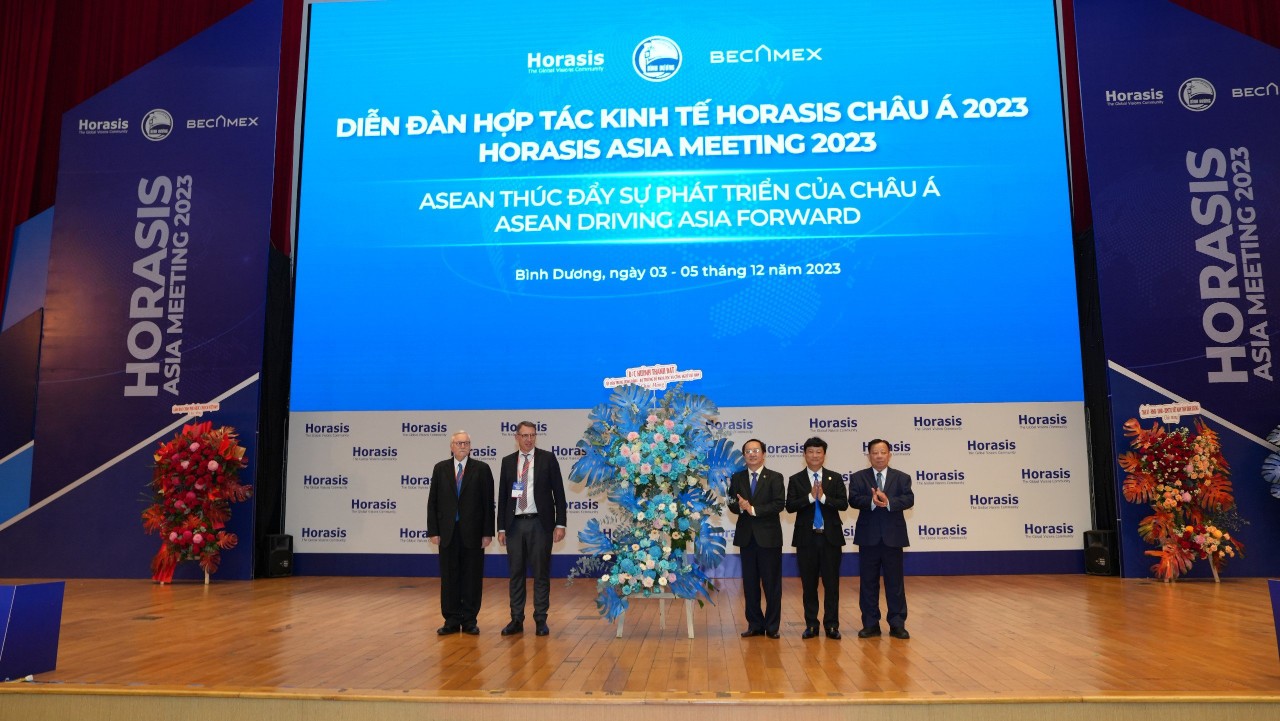 &amp;Ocirc;ng Huỳnh Th&amp;agrave;nh Đạt, Bộ trưởng Bộ KHCN Việt Nam tặng hoa ch&amp;uacute;c mừng khai mạc Diễn d&amp;agrave;n hợp t&amp;aacute;c Kinh tế Horasis Ch&amp;acirc;u &amp;Aacute; 2023
