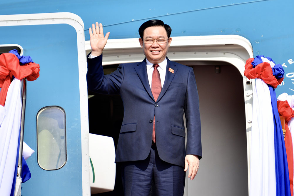 Chủ tịch Quốc hội Vương Đ&amp;igrave;nh Huệ v&amp;agrave; Đo&amp;agrave;n đại biểu cấp cao Quốc hội Việt Nam đ&amp;atilde; đến s&amp;acirc;n bay quốc tế Wattay, Thủ đ&amp;ocirc; Vientiane (Ảnh: Quochoi.vn)