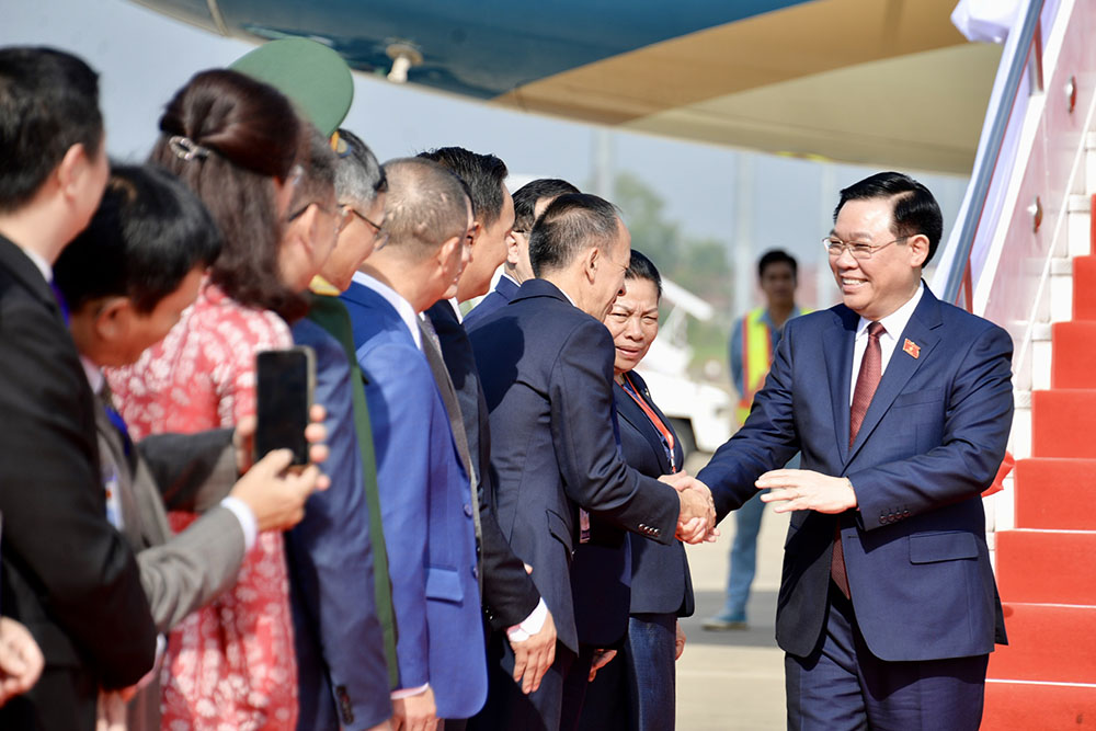 Đ&amp;oacute;n Chủ tịch Quốc hội Vương Đ&amp;igrave;nh Huệ v&amp;agrave; đo&amp;agrave;n tại s&amp;acirc;n bay quốc tế Wattay c&amp;oacute; Ph&amp;oacute; Chủ tịch Quốc hội L&amp;agrave;o Sounthone Sayachak (Ảnh: Quochoi.vn)