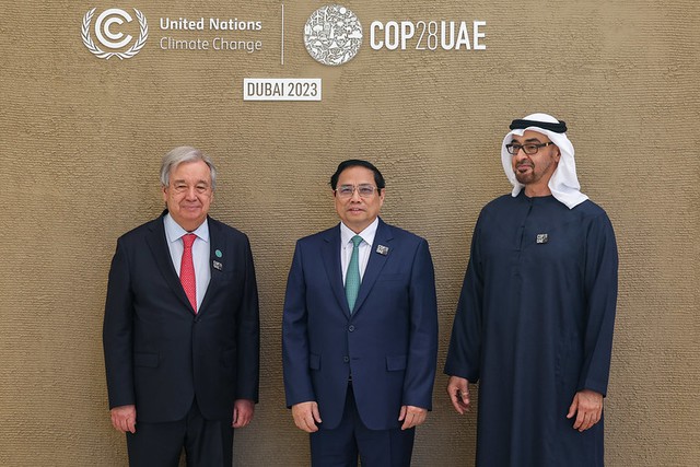 Tổng thống UAE Mohamed bin Zayed Al Nahyan v&amp;agrave; Tổng Thư k&amp;yacute; LHQ Ant&amp;oacute;nio Guterres đ&amp;oacute;n Thủ tướng Phạm Minh Ch&amp;iacute;nh dự Hội nghị Thượng đỉnh h&amp;agrave;nh động kh&amp;iacute; hậu thế giới trong khu&amp;ocirc;n khổ Hội nghị c&amp;aacute;c b&amp;ecirc;n tham gia C&amp;ocirc;ng ước khung về biến đổi kh&amp;iacute; hậu lần thứ 28 (COP28) - Ảnh: TTXVN