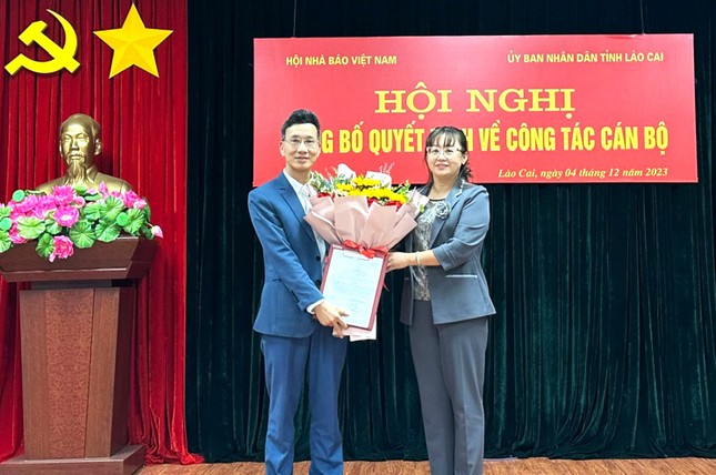 T&amp;acirc;n Chủ tịch Hội Nh&amp;agrave; b&amp;aacute;o tỉnh L&amp;agrave;o Cai nhận Quyết định bổ nhiệm