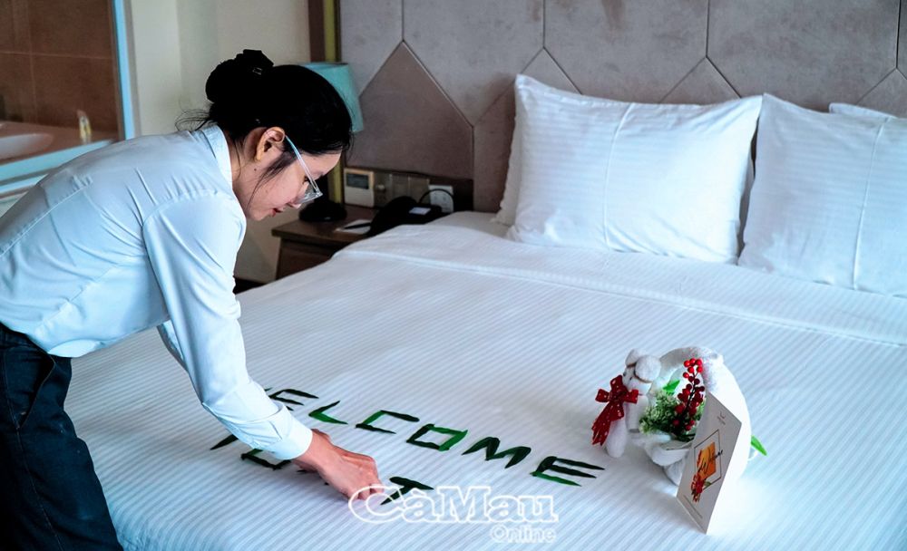 Kh&amp;aacute;ch sạn Mường Thanh Luxury C&amp;agrave; Mau đạt ti&amp;ecirc;u chuẩn 5 sao, với 177 ph&amp;ograve;ng nghỉ, được đầu tư trang thiết bị tiện nghi, thiết kế sang trọng.