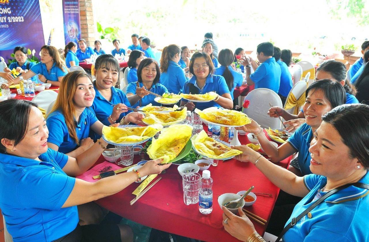 Thực kh&amp;aacute;ch h&amp;agrave;o hứng c&amp;ugrave;ng m&amp;oacute;n ăn thương hiệu của nh&amp;agrave; h&amp;agrave;ng Hoa Anh Đ&amp;agrave;o