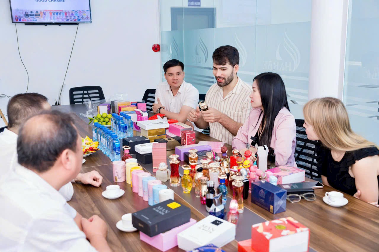 Đo&amp;agrave;n đến nh&amp;agrave; m&amp;aacute;y kiểm tra nước hoa GOODCHARME trước khi xuất khẩu sang Nga