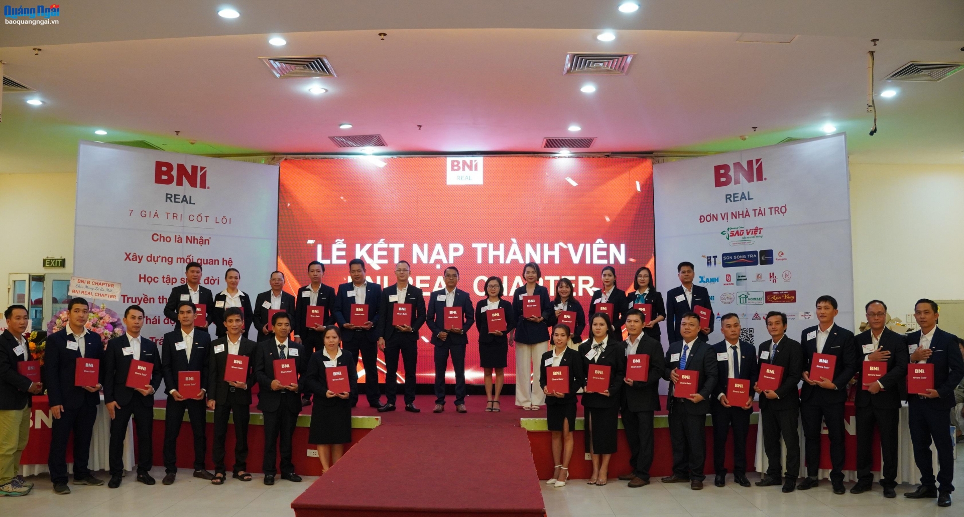 C&amp;aacute;c th&amp;agrave;nh vi&amp;ecirc;n trong BNI Real Chapter tại Quảng Ng&amp;atilde;i ra mắt Ban điều h&amp;agrave;nh nhiệm kỳ I (12/2023 - 3/2024)