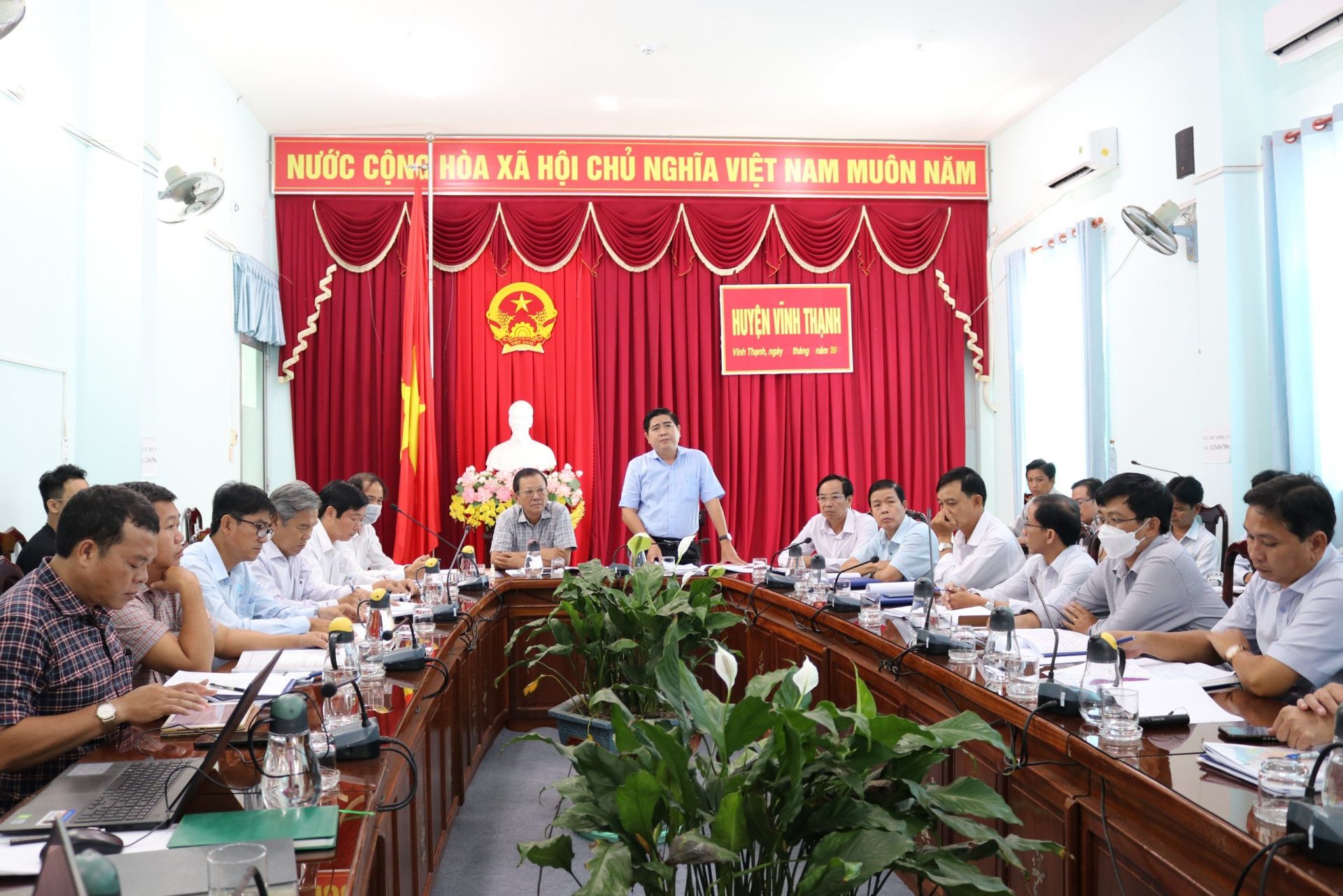 &amp;Ocirc;ng Đo&amp;agrave;n Quốc Sử - Chủ tịch UBND huyện Vĩnh Thạnh, chủ tr&amp;igrave; buổi họp c&amp;ugrave;ng c&amp;aacute;c Ph&amp;ograve;ng, Ban trực thuộc huyện.
