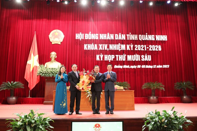 &amp;Ocirc;ng Nguyễn Xu&amp;acirc;n K&amp;yacute;, B&amp;iacute; thư Tỉnh ủy Quảng Ninh tặng hoa ch&amp;uacute;c mừng Chủ tịch UBND tỉnh Cao Tường Huy.