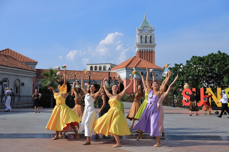 Những show diễn đường l&amp;ocirc;i cuốn du kh&amp;aacute;ch với &amp;acirc;m nhạc v&amp;agrave; vũ điệu s&amp;ocirc;i động