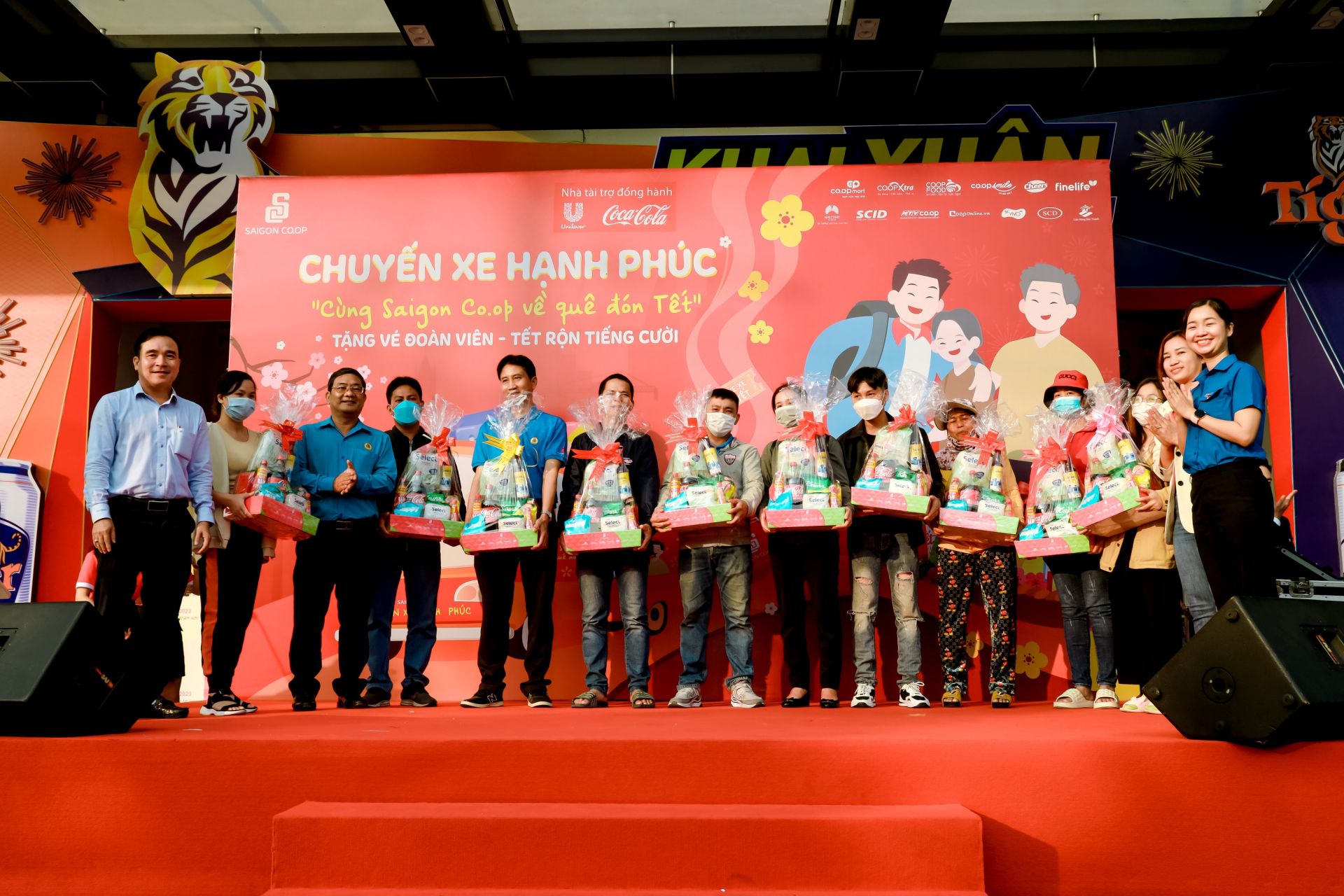 Saigon Co.op tổ chức 20 chuyến xe miễn ph&amp;iacute; đưa người lao động về qu&amp;ecirc; đ&amp;oacute;n Tết