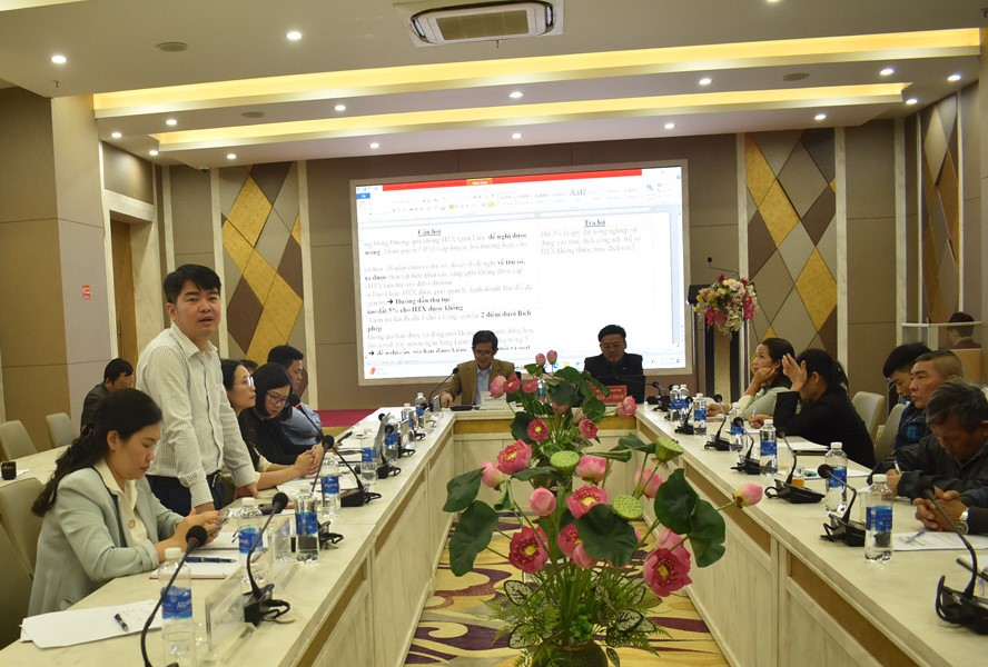 Đại diện Sở T&amp;agrave;i nguy&amp;ecirc;n v&amp;agrave; M&amp;ocirc;i trường  H&amp;ograve;a B&amp;igrave;nh trả lời c&amp;acirc;u hỏi của c&amp;aacute;c HTX xung quanh vấn đề về đất đai.