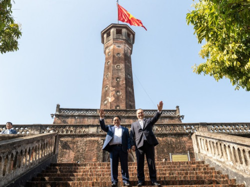 Thủ tướng Phạm Minh Chính và Thủ tướng Belarus Roman Golovchenko thưởng thức cà phê dưới chân Cột cờ Hà Nội và khám phá di tích lịch sử quốc gia