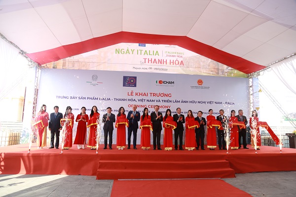 C&amp;aacute;c đại biểu thực hiện nghi thức cắt băng khai trương trưng b&amp;agrave;y c&amp;aacute;c sản phẩm ti&amp;ecirc;u biểu Italia - Thanh H&amp;oacute;a, triển l&amp;atilde;m ảnh v&amp;agrave; c&amp;ocirc;ng bố lịch chiếu phim Italia.