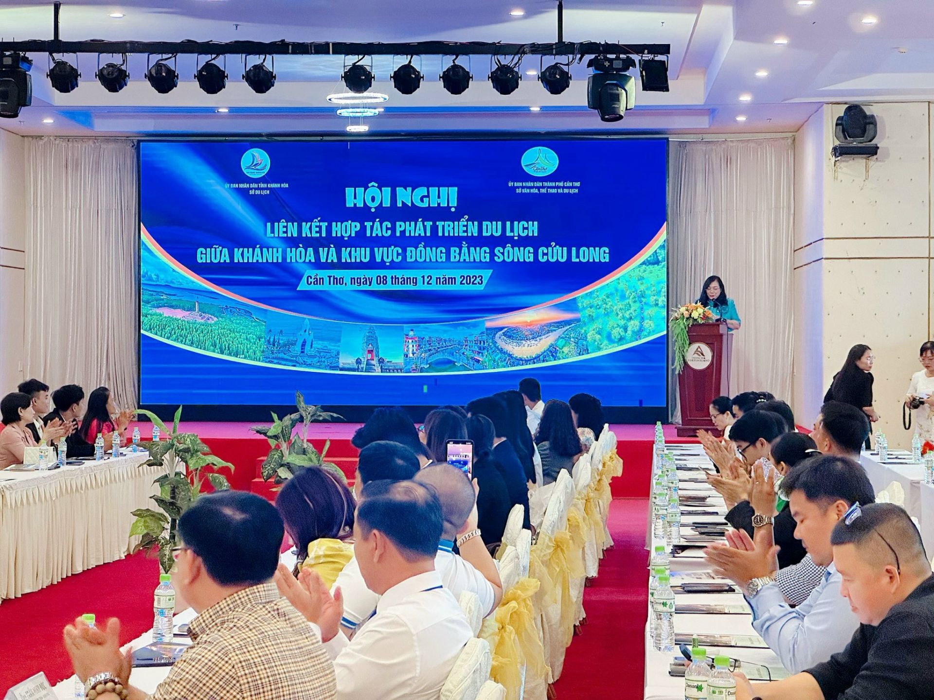 To&amp;agrave;n cảnh buổi hội nghị