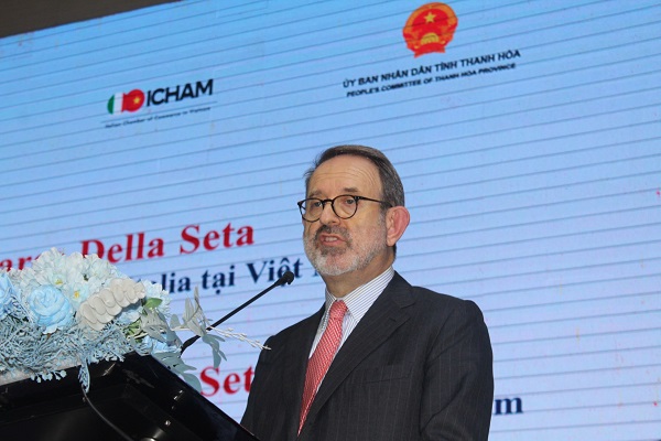 &amp;Ocirc;ng Marco Della Seta, Đại sứ đặc mệnh to&amp;agrave;n quyền Italia tại Việt Nam ph&amp;aacute;t biểu tại hội thảo.