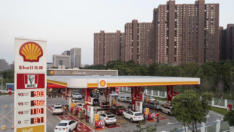 Một trạm xăng ở Thượng Hải. Nhập khẩu dầu th&amp;aacute;ng 11 của Trung Quốc giảm 9% so với c&amp;ugrave;ng kỳ năm ngo&amp;aacute;i.