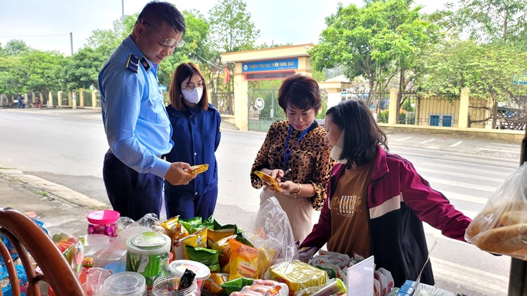 Cục Quản l&amp;yacute; thị trường tỉnh Quảng Ninh cũng khuyến nghị phụ huynh v&amp;agrave; c&amp;aacute;c em học sinh hạn chế sử dụng thực phẩm b&amp;aacute;n rong tại khu vực c&amp;aacute;c trường học,  Ảnh minh họa