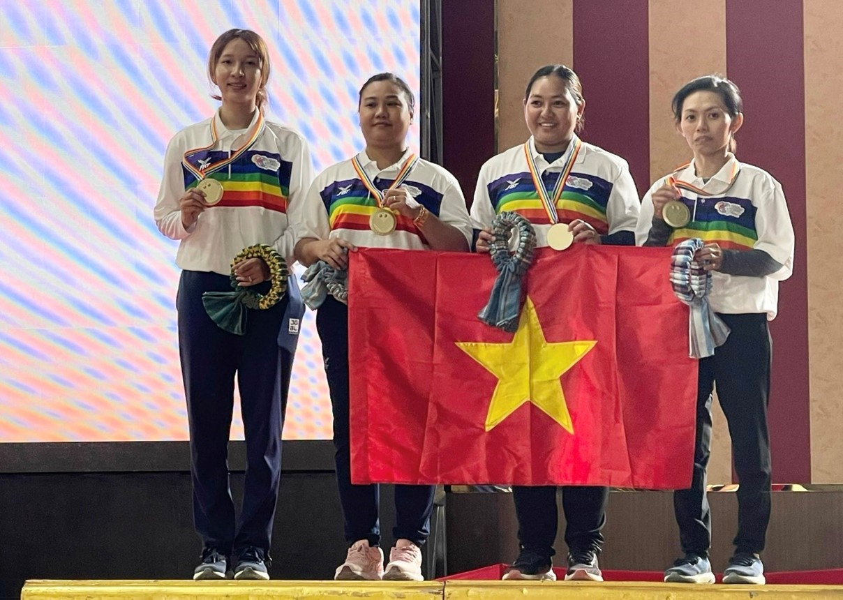 Hai VĐV của B&amp;igrave;nh Dương trong khoảnh khắc bước l&amp;ecirc;n bục cao nhất tại Giải V&amp;ocirc; địch Bi sắt thế giới 2023 tại Th&amp;aacute;i Lan vừa qua