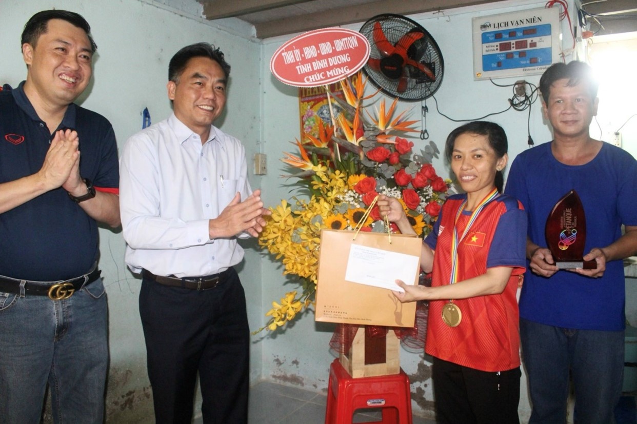 &amp;Ocirc;ng Nguyễn Lộc H&amp;agrave; &amp;ndash; Ủy vi&amp;ecirc;n Thường vụ Tỉnh ủy, Ph&amp;oacute; Chủ tịch UBND tỉnh B&amp;igrave;nh Dương v&amp;agrave; &amp;ocirc;ng Cao Văn Ch&amp;oacute;ng - Ph&amp;oacute; Gi&amp;aacute;m đốc Sở Văn h&amp;oacute;a, Thể thao v&amp;agrave; Du lịch tỉnh B&amp;igrave;nh Dương tới thăm v&amp;agrave; ch&amp;uacute;c mừng VĐV Trịnh Thị Kim Thanh tại nh&amp;agrave; ri&amp;ecirc;ng ở huyện Nh&amp;agrave; B&amp;egrave; - TP Hồ Ch&amp;iacute; Minh