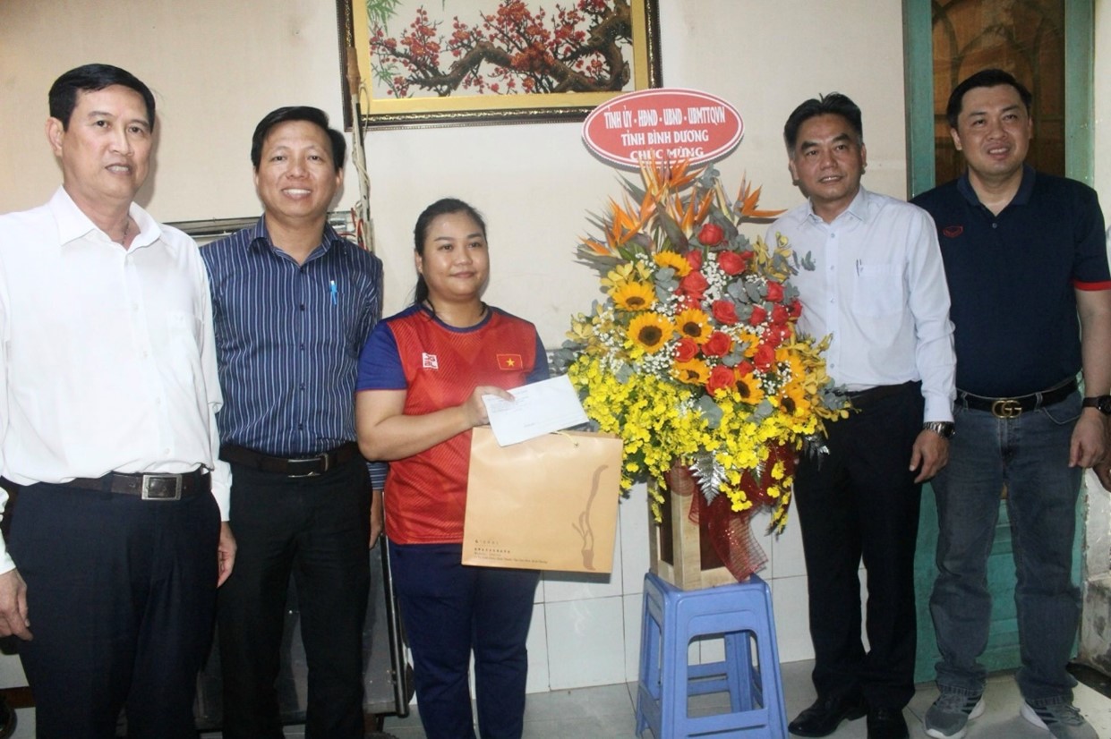 &amp;Ocirc;ng Nguyễn Lộc H&amp;agrave; &amp;ndash; Ủy vi&amp;ecirc;n Thường vụ Tỉnh ủy, Ph&amp;oacute; Chủ tịch UBND tỉnh B&amp;igrave;nh Dương; &amp;ocirc;ng Cao Văn Ch&amp;oacute;ng - Ph&amp;oacute; Gi&amp;aacute;m đốc Sở Văn h&amp;oacute;a, Thể thao v&amp;agrave; Du lịch tỉnh B&amp;igrave;nh Dương đến thăm v&amp;agrave; ch&amp;uacute;c mừng VĐV Trần Thị Diễm Trang tại nh&amp;agrave; ri&amp;ecirc;ng ở Quận 4 - TP Hồ Ch&amp;iacute; Minh