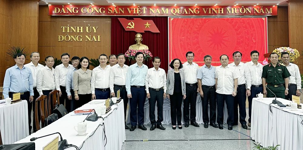 Đại biểu chụp h&amp;igrave;nh c&amp;ugrave;ng Thường trực Ban B&amp;iacute; thư Trung ương Đảng
