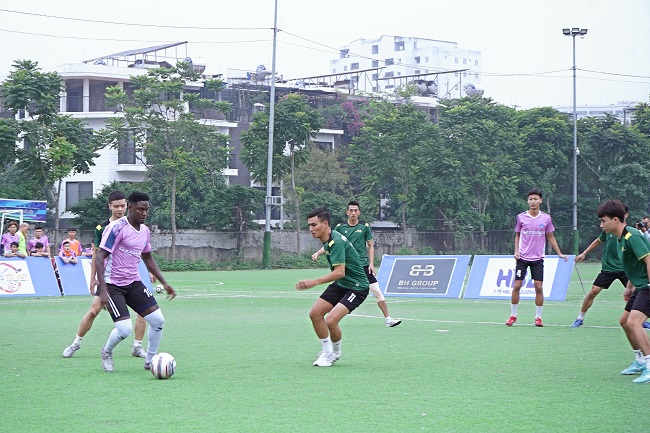 Japhet Boafo - cầu thủ đến từ Ghana - Người ghi 2 b&amp;agrave;n thắng n&amp;acirc;ng tỷ số l&amp;ecirc;n 3-0 cho FC Natrumax