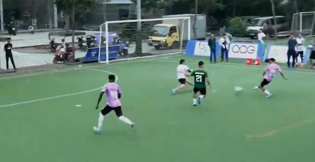 Pha b&amp;oacute;ng quyết định chiến thắng của FC Natrumax trước FC Bảo Hưng
