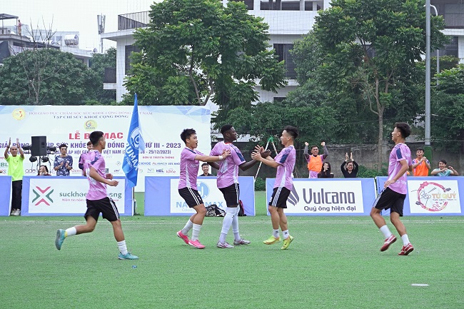 C&amp;aacute;c cầu thủ FC Natrumax ch&amp;uacute;c mừng người h&amp;ugrave;ng kiến tạo đường b&amp;oacute;ng quyết định chiến thắng